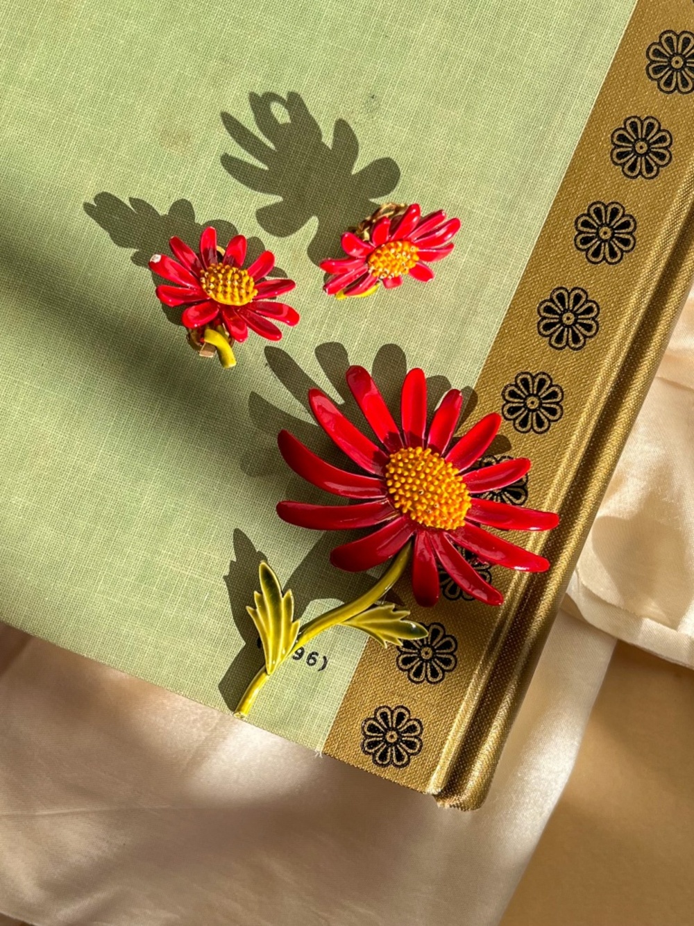 Vintage 1960s Red Daisy Brooch and Earrings Set